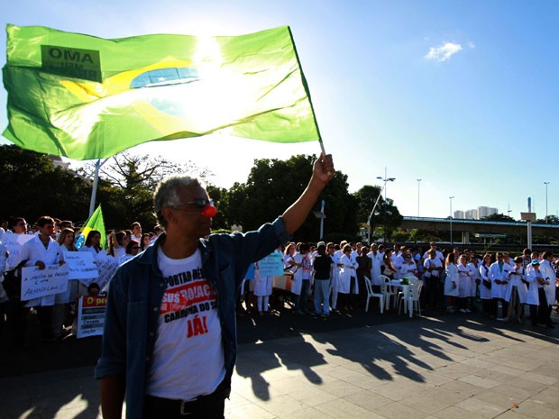 Com faixa preta no peito, médicos fazem manifestação em Salvador (Foto: Divulgação/Cremeb)
