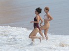 Maitê Proença mergulha de roupa íntima durante gravação em praia