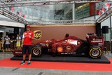Alonso posa com Ferrari feita de flores e Kimi, com carros montados de Lego