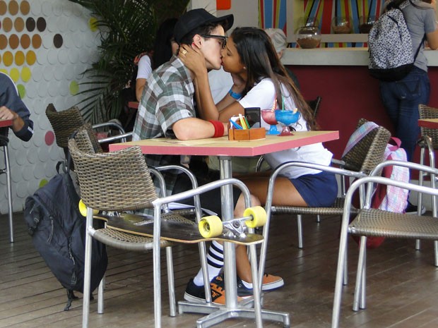 Maná gosta da pegada de Orelha e elogia beijo do nerd (Foto: Malhação / Tv Globo)