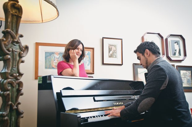 CORAÇÃO DE MÃE Judith Vero e o pianista Daniel Gonçalves, seu hóspede na semana passada. Portas abertas para músicos (Foto: Letícia Moreira/ÉPOCA)