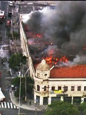 Fogo atinge imóvel na 'Rua das Noivas', no Centro de São Paulo (Reprodução/Globonews)