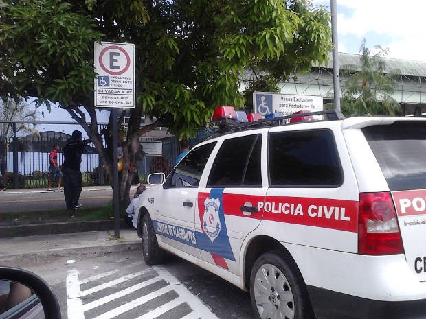 Carro da Central de Flagrantes da Polícia Civil ocupa indevidamente vaga de estacionamento destinada à cadeirantes na sede do Detran - PA. (Foto: Débora Cardoso/VC no G1)