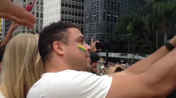 Ronaldo grava a multidão no protesto na Avenida Paulista (Foto: Aline Ribeiro/ÉPOCA)