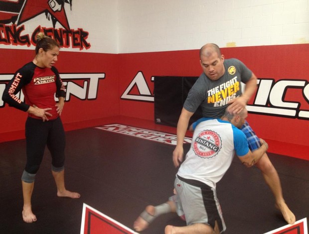 Cris Cyborg observa Tito Ortiz demonstrar uma técnica com sparring (Foto: Reprodução/Facebook)