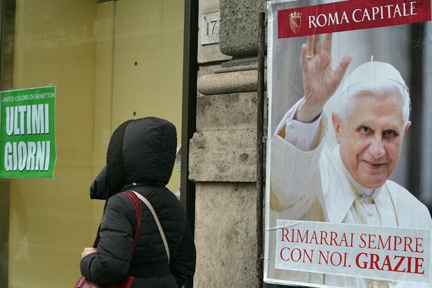 Cartaz em rua de Roma presta homenagem ao agora Papa Emérito Bento XVI; o texto, em italiano, diz: 'permanecerás sempre conosco; obrigado' (Foto: AFP) Cartaz em rua de Roma presta homenagem ao agora Papa Emérito Bento XVI; o texto, em italiano, diz: 'permanecerás sempre conosco; obrigado' (Foto: AFP)