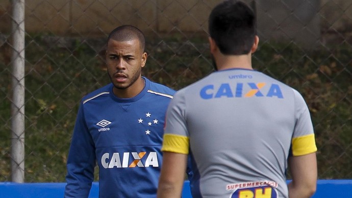Léo e Mayke no treino do Cruzeiro (Foto: Washington Alves/Light Press) Léo e Mayke no treino do Cruzeiro (Foto: Washington Alves/Light Press)