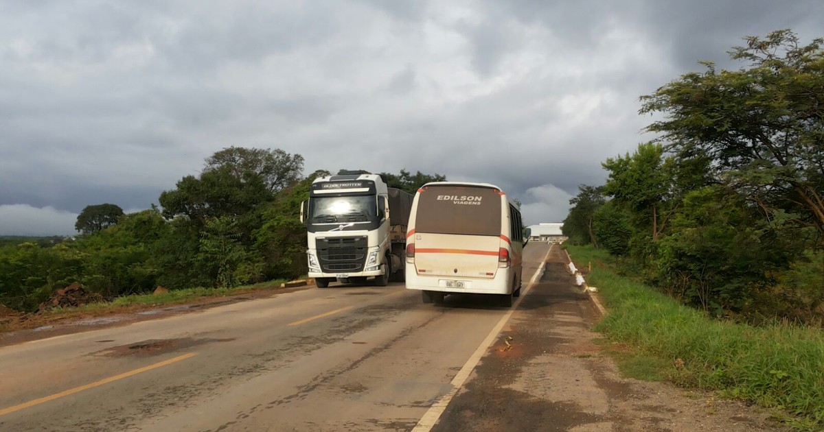 G1 Dnit libera trânsito na BR251, em Francisco Sá, no Norte de MG notícias em Grande Minas