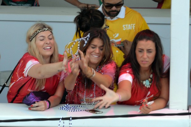 Bruna Marquezine recebe colar do Gandhy (Foto: Max Haack/Ag Haack/Agecom)