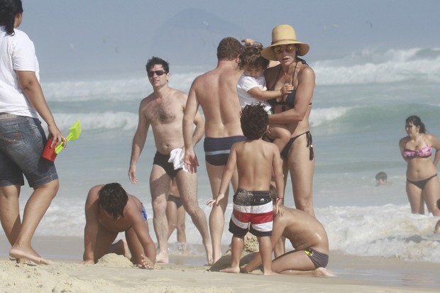 Flávia Alessandra e Otaviano Costa em praia do Rio  (Foto: Dilson Silva/AgNews)