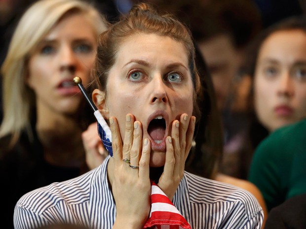 Uma apoiadora da candidata democrata Hillary Clinton reage durante a apuração da eleição presidencial em Nova York (Foto: Lucas Jackson/Reuters)
