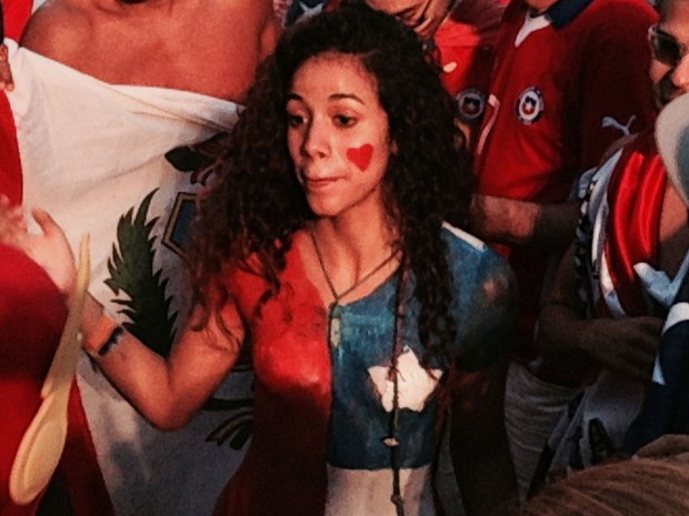 A venezuelana Reize fez a torcida chilena vibrar na praia de Copacabana. Pintou o corpo com as cores da bandeira chilena. (Foto: Daniel Silveira/G1) A venezuelana Reize fez a torcida chilena vibrar na praia de Copacabana. Pintou o corpo com as cores da bandeira chilena. (Foto: Daniel Silveira/G1)