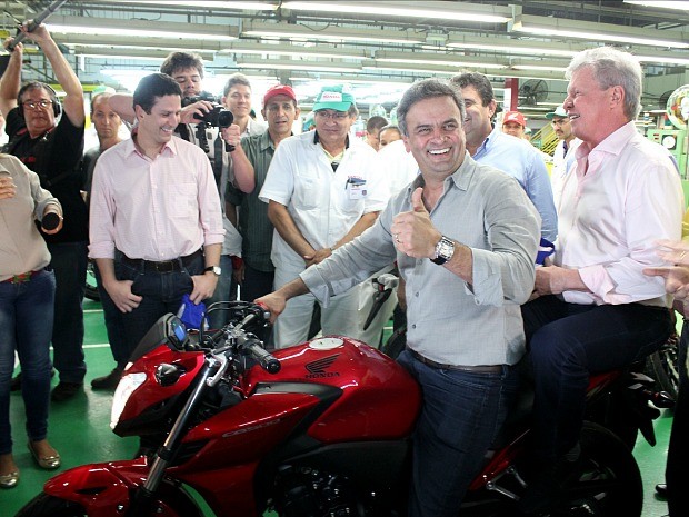 Em visita a fábrica, Aécio revelou ainda ser apaixonado por motocicletas (Foto: Jamile Alves/G1 AM)