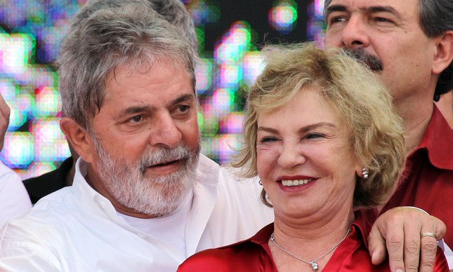 Lula e Dona Marisa (Foto: AFP PHOTO / NELSON ALMEIDA)