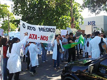 Enfermeiros protestam contra o ato médico (Foto: Katherine Coutinho / G1)