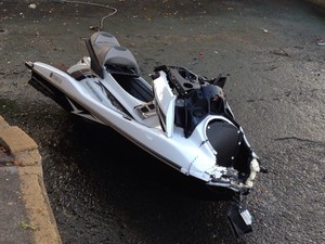 Parte da frente da moto aquática ficou completamente destruída (Foto: Mariane Rossi / G1)