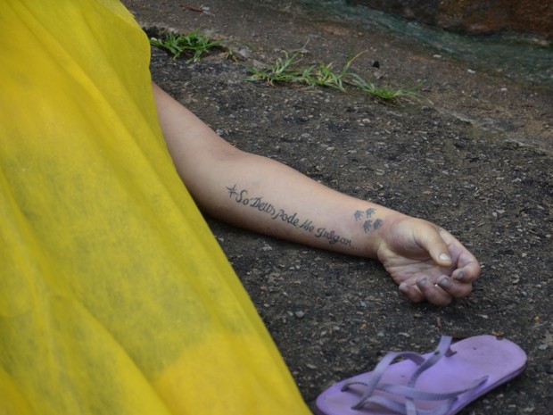 Mulher foi encontrada morta e polícia suspeita de overdose (Foto: Walter Paparazzo/G1)