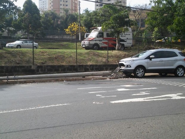 G Homem Sai Ileso Ap S Bater E Capotar Carro Em Cruzamento De