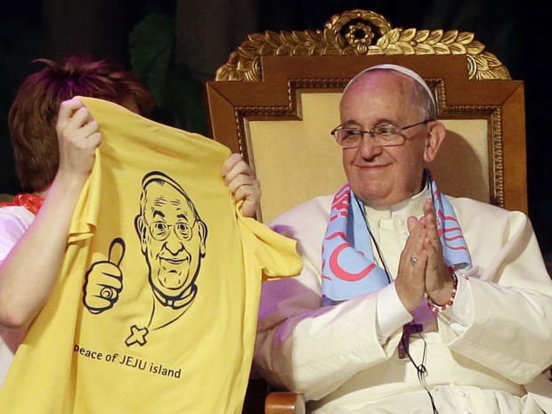O Papa Francisco recebe uma camiseta durante encontro com jovens no Santuário Solmoe, em Dangjin, na Coreia do Sul (Foto: AP Photo/Gregorio Borgia)