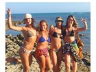 Isis Valverde posa de biquíni ao lado de amigas na praia