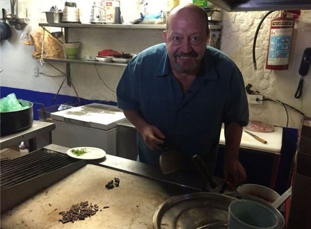 Alejandro Escalante prepara insetos em seu restaurante  (Foto: BBC)