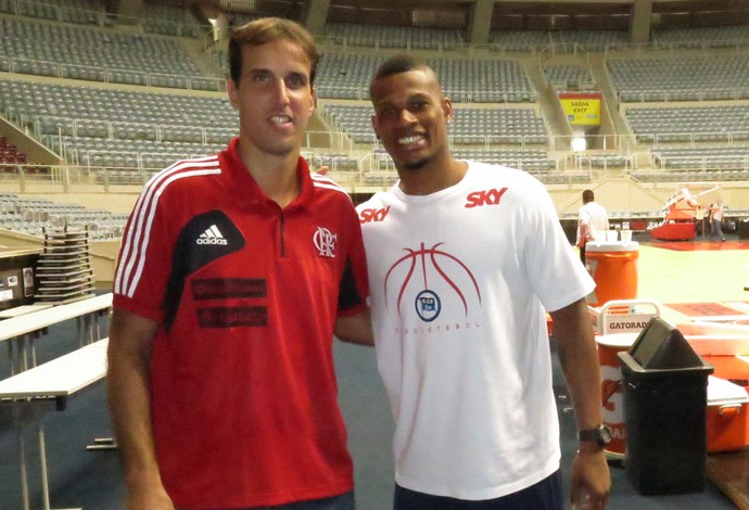 Amigos fora de quadra, Marcelinho e Shamell costumam ser grandes rivais dentro dela (Foto: Fabio Leme) Amigos fora de quadra, Marcelinho e Shamell costumam ser grandes rivais dentro dela (Foto: Fabio Leme)