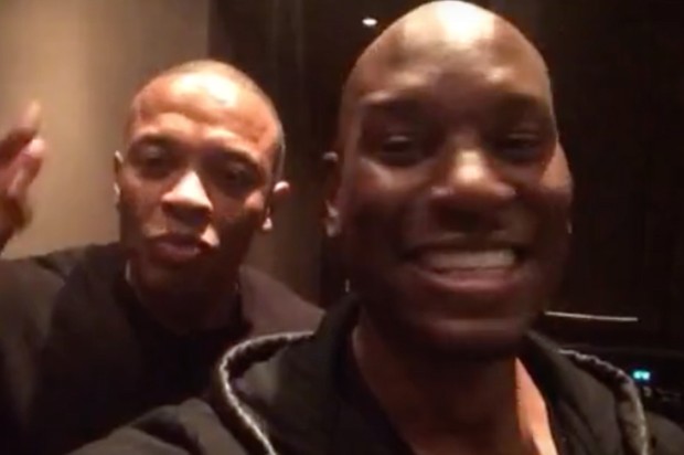 Tyrese Gibson apresenta Dr. Dre (ao fundo) como o "primeiro bilionário do rap" (Foto: Reprodução/Facebook)