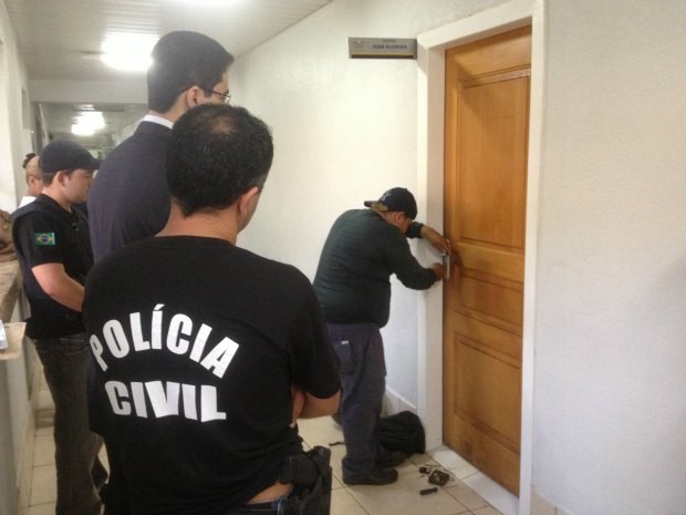 Polícia Civil cumpre mandado de busca e apreensão no gabinete do deputado Jean de Oliveira (Foto: Halex Frederic/G1)
