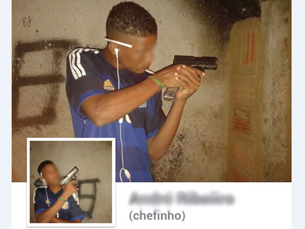 Traficantes se exibiam com armas e drogas no Facebook, além de publicarem, segundo o MP, ameaças aos moradores e mensagens pregando a violência e o assassinato de policiais militares (Foto: Reprodução / Facebook)