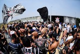 Corintianos tentam protestar em aeroporto, mas time embarca na pista