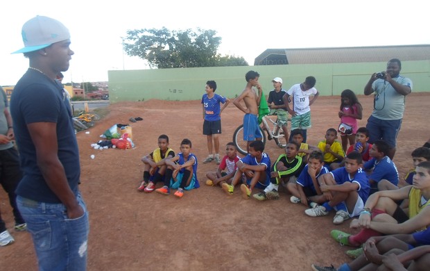 nikão fala aos garotos do projeto em Montes Claros (Foto: Cida Santana/Globoesporte.com)