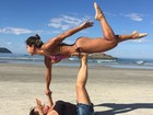 Mayra Cardi posta foto com a mãe a equilibrando nos pés: 'Brincando'