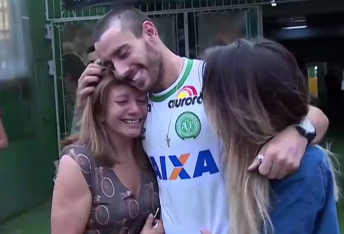 Alan Ruschel foi ao gramado da Arena Condá ao lado da mãe e a noiva (Foto: Reprodução SporTV) Alan Ruschel foi ao gramado da Arena Condá ao lado da mãe e a noiva (Foto: Reprodução SporTV)