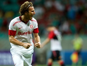 Diego Forlán faz gol contra o Vitória (Foto: Alexandre Lops / Inter, DVG) Diego Forlán faz gol contra o Vitória (Foto: Alexandre Lops / Inter, DVG)