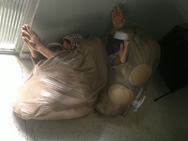 Presos tentaram escapar da Delegacia de Furtos e Roubos de Veículos em sacos de lixo (Foto: Divulgação/Delegacia de Furtos e Veículos de Curitiba)