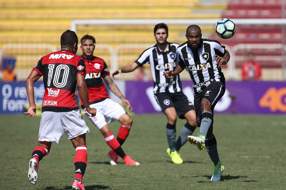 Ederson e Airton durante o clássico entre Flamengo e Botafogo nesta manhã (Foto: Satiro Sodré / SSpress / Botafogo)