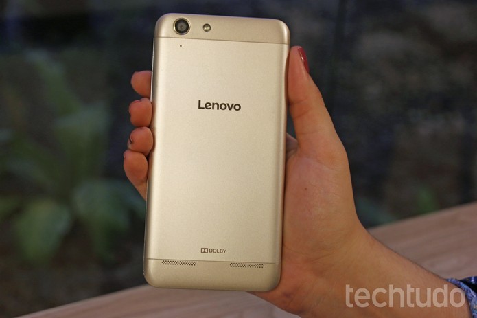 Vibe K5 tem processador octa-core, 2 GB de RAM e 16 GB internos (Foto: Caio Bersot/TechTudo)