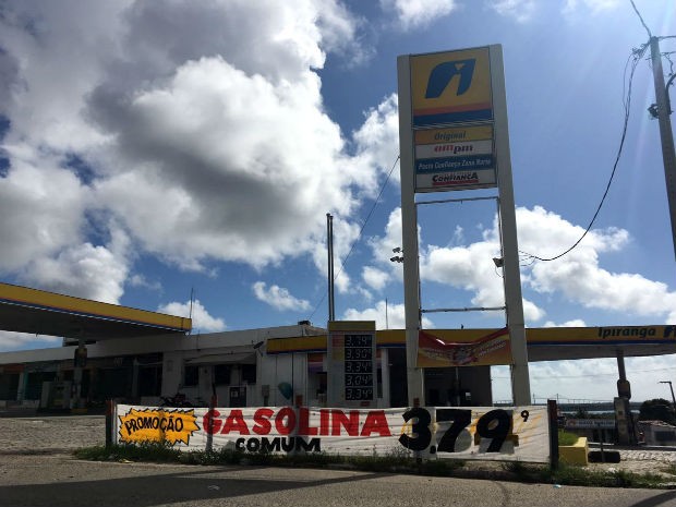 Postos de combustíveis fazem promoção e baixam o valor da gasolina (Foto: Mariana Rocha/Inter TV Cabugi)