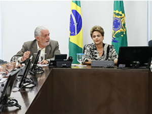 Dilma e o ministro Jaques Wagner receberam governadores do Nordeste (Foto: Roberto Stuckert/PR)