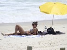 Fernanda de Freitas pega sol na praia da Barra, no Rio