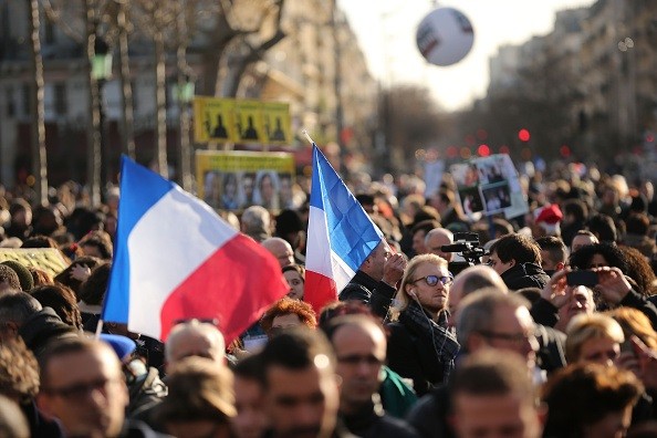 Manifestantes se reúnem na Place de la Republique, à espera do início da marcha contra o terrorismo (Foto: Christopher Furlong/Getty Images)