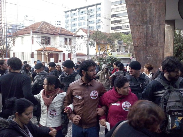 Centenas de pessoas protestaram antes da reunião  (Foto: Edi Carlos / RPC TV )