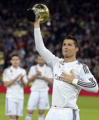Cristiano Ronaldo mostra a bola de ouro (Foto: EFE)
