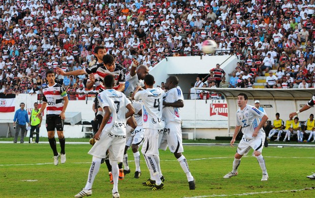 William Alves sobe para marcar o primeiro do Santa Cruz sobre o Treze (Foto: Aldo Carneiro / Pernambuco Press)