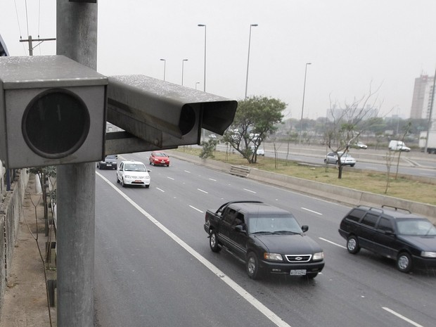 Radar de trânsito em operação em pista do sentido oeste da Marginal Tietê, na capital paulista (Foto: Nilton Fukuda/Estadão Conteúdo)