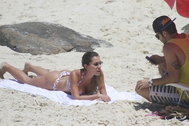 Adriana e Rodrigão, ex-bbbs, em praia no RJ (Foto: Dilson Silva / Agnews)