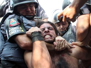 Manifestante é detido pela polícia durante um protesto que tentou bloquear na Radial Leste, nos aredores da Estação Carrão da Linha 3-Vermelha do Metrô de São Paulo na manhã desta quinta-feira (12) (Foto: Robson Fernandjes/Estadão Conteúdo)