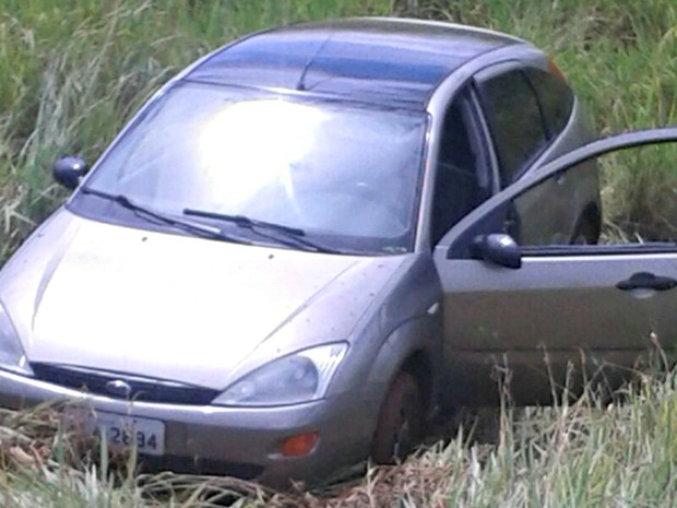 Carro, com placas de Santa Maria (RS), estava a 300 metros da pista (Foto: 4ºBPM/Divulgação)
