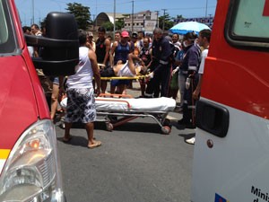Após colidir contra uma carro, motociclista é socorrido por equipes do Samu em João Pessoa (Foto: Walter Paparazzo/G1) Após colidir contra uma carro, motociclista é socorrido por equipes do Samu em João Pessoa (Foto: Walter Paparazzo/G1)