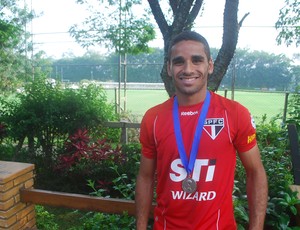 Douglas exibe medalha da Copa Sul-Americana (Foto: Marcos Guerra/Globoesporte.com)